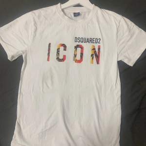 Nästan helt ny DSQUARED2 t-shirt använd bara 1-2 gånger ser helt ny ut  Storlek: 12-13 Köpt för 700
