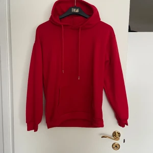Hoddie - Röd hoddie i fint skick!