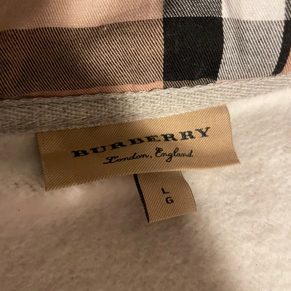 säljer denna burberry zip hoodie skick 10/10 1:1 rep= den är inte äkta, men funkar lika bra som en äkta. Storlek L men passar M.. Hoodies.