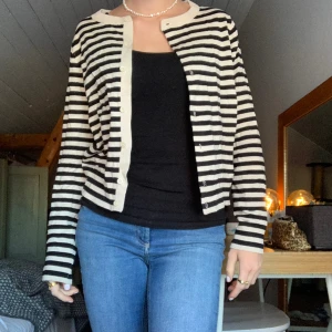 Beige och svart randig kofta💗 - Säljer denna kofta från H&M storlek M men passar mig som har S. Är i gott skick då jag bara har använt den några få gånger🫶🏼