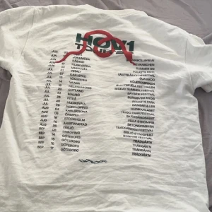 Hov1 - Hov1 tröja köpt i somras knappt använt! Skulle säga att den är som ny💕