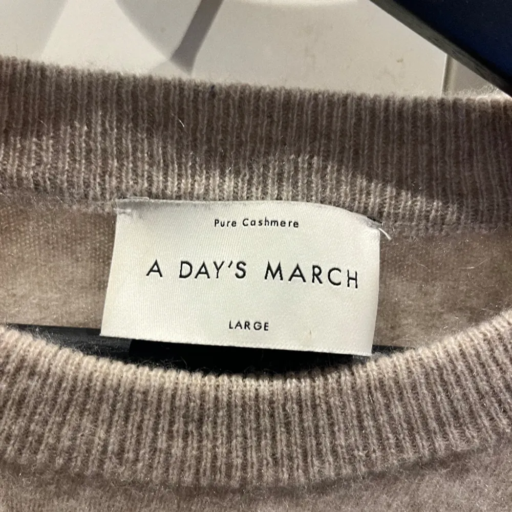 Säljer en kashmir tröja från a days march passar L/M Nypris 2500 . Tröjor & Koftor.