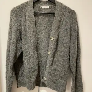 Säljer denna fina stickade tröja med knappar i Alpaca Blend💕 köpt på cubus och sparsamt använd i strl M