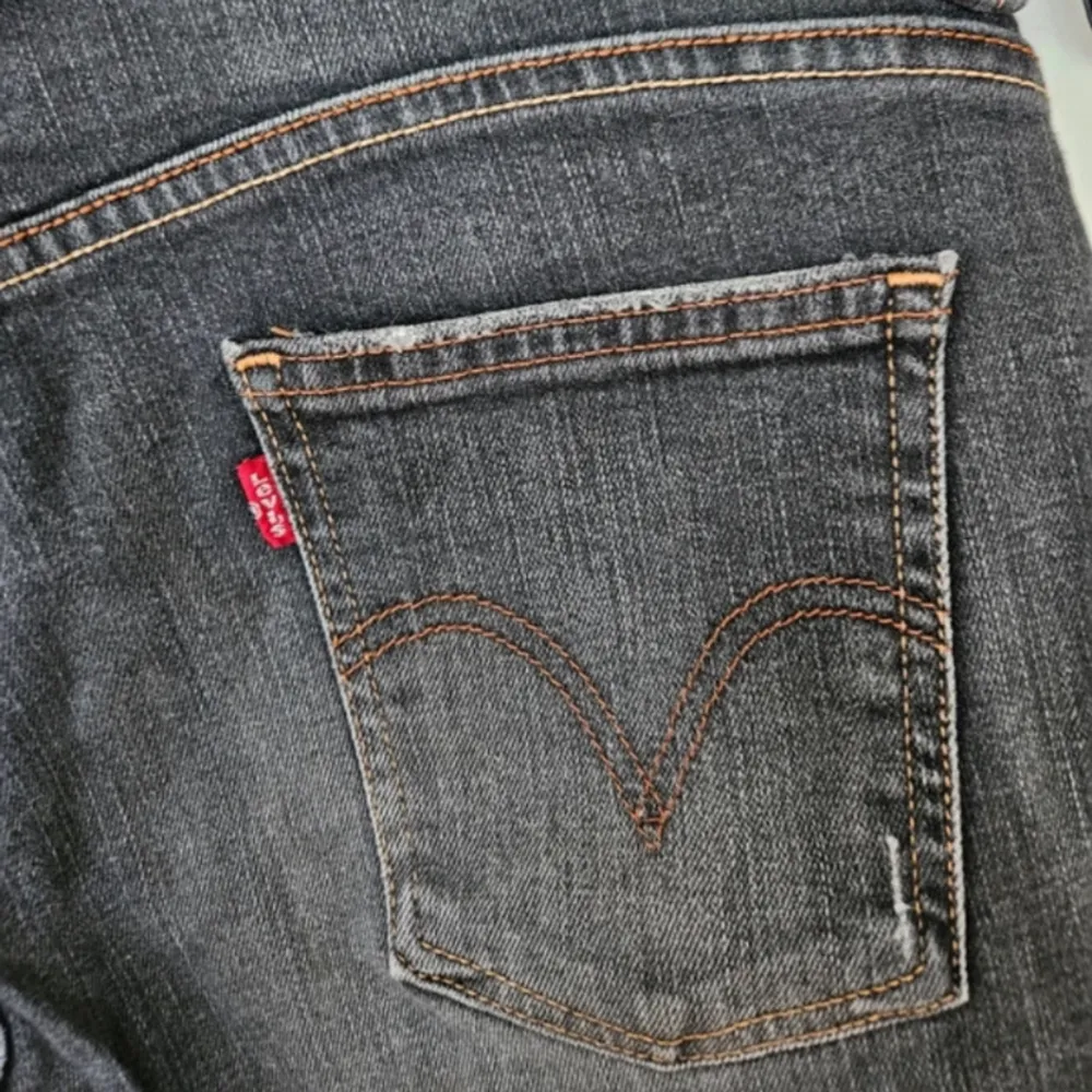 Svart/gråa Levi’s Jeans i mycket bra skick! W 31, L 30, så passar M. Utsvängda och lågmidjade!! Tryck gärna på köp nu . Jeans & Byxor.