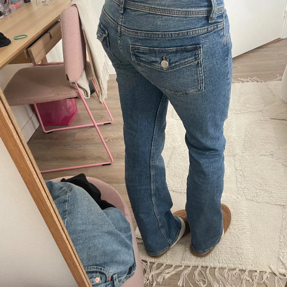 Säljer dessa skit snygga jeans men fickor där bak💕 jag är 169cm lång och midjemåttet rakt över är 36,5cm. Det finns resår som man kan göra de mindre i midjan också💕klicka gärna köp nu. Jeans & Byxor.