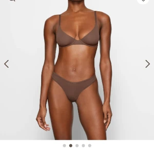 SKIMS- Fits everybody plunge bra  - Oanvänd bh från SKIMS med originalförpackning och lappar kvar. Säljer pga kostar att skicka tillbaka.