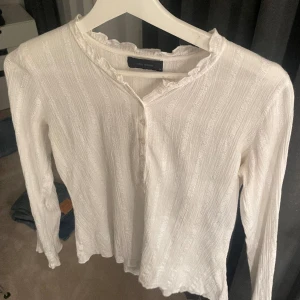 blus - söt vit blus från vero moda i strl M💞