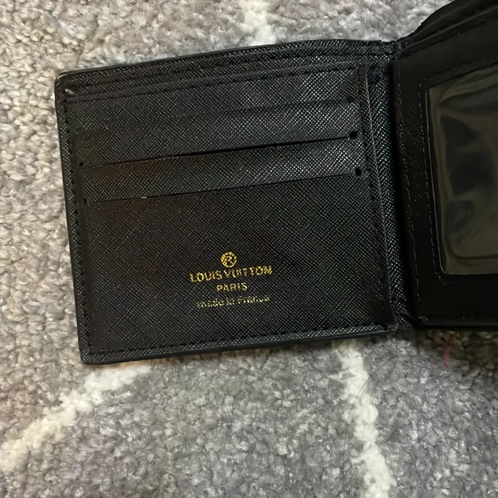 Hej! Säljer en Louis Vuitton plånbok anledning är för jag inte använder den mer.. Accessoarer.