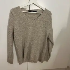 Säljer denn stickade tröjan ifrån Vero Moda, använd ett fåtal gånger och är i storlek S.