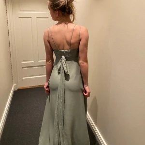 Balklänning/tärneklänning🌿 - Fin ljusgrön klänning från ASOS i strl 36 (men just denna modellen är mer som en xs/34)  Min syster på bilden är 166cm men passar längre🤍 Långa midjeband som går att knyta både fram och bak🌿Använd vid ett tillfälle💕 Köparen står för eventuell frakt🤗