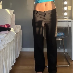 Svarta kostymbyxor  - Fina svarta kostymbyxor  Märket är Robell men köpte dom här på Plick, tyvärr var dom för stora för mig (Lånade bilder)