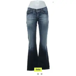 Säljer dessa så snygga jeans som köptes av en annan här på Plick, men va tyvärr för stora💖Midjemåttet: 37 Innebenslängd: 83