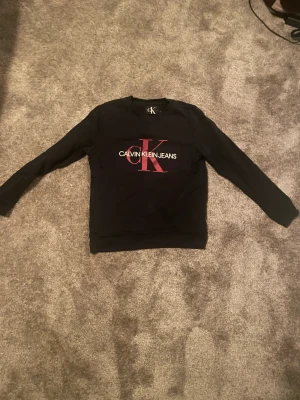 Calvin Klein - Säljer nu en Calvin Klein jeans tröja fint skick 8-10 storlek 12 år