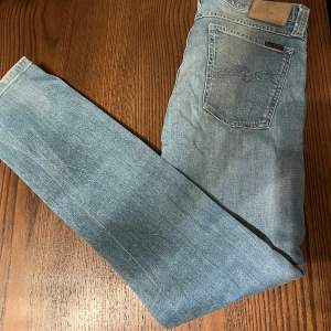 Sjukt snygga Nudie jeans som är väldigt sparsamt använda. Jeansen är i otroligt bra skick 10/10. Storlek W32 L32. Tvivla inte på att höra av er om ni har frågor eller funderingar.💯🤑
