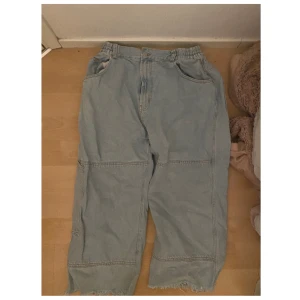 District 46 jeans  - Dessa jeansen är sjukt snygga och baggy, dock inte använt på länge. Jag har klippt dem där nere så att dem inte skulle vara för långa för mig, jag är 165. 