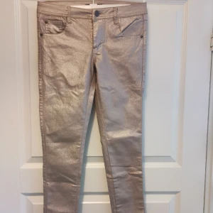 Snyggaste guldbyxan - 92 cm yttre linning, 70 cm inre i längd. Dragkedja i beslut. Bra skick. 