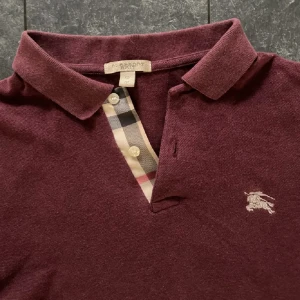 Burberry Piké  - Säljer min Burberry pike då jag inte använder den längre. Skicket är bra eftersom den knappt är använd.