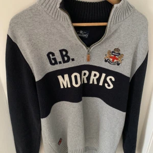 Morris halv zip - Riktigt snygg Morris tröja i väldigt bra skick. Storlek L men kan passa M