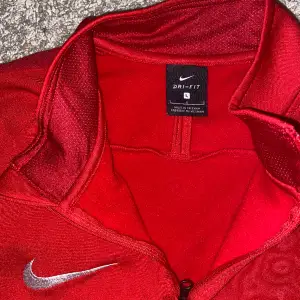 Röd Nike tränings sweatshirt storlek L