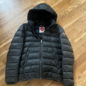 Colmar jacka  - Säljer denna colmar jacka som inte anvönds längre i en gråblå färg. Storlek 14y 166cm dvs barn. Rätt så använd och behöver tvättas då den är lite slutsif, hojta till för mer bilder eller info ✌🏼