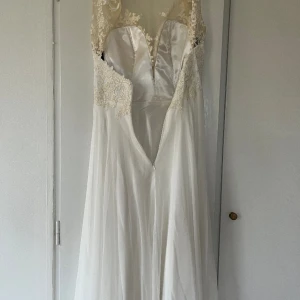 Brudklänning - Aldrig använd endast testad. Hel och ren.  Köpte för 2000 säljer för 900! 