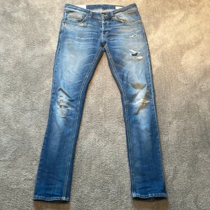 Dondup jeans  - Säljer dessa riktigt snygga dondup jeans då dom inte kommer till användning. Riktigt bra skick 9/10. Skriv vid minsta intresse. 