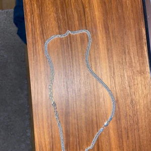 Äkta silver halsband  - Vill du köpa en kostar det 250kr alla tillsammans blir 600kr. Äkta silver halsband lite slitna men syns inte så mycket