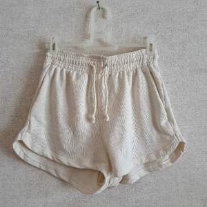 High waisted, korta, vita mjukis-shorts i storlek XS. Har använt ganska många gånger och har lite noppor och en fläck vid ena fickan, syns dock inte så mycket. Säljer billigt eftersom de är ganska använda💛