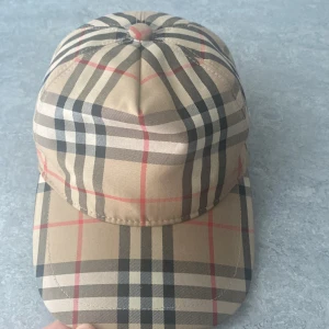 Burrbery  - Säljer nu min burrbery keps har haft den bara 1 månad och är tröttnat av den 