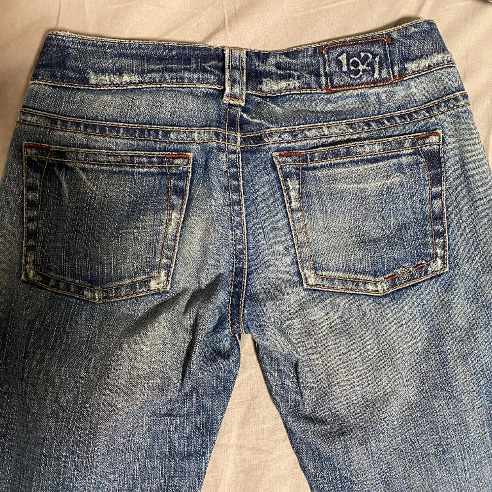 Ett par low waist jeans, skriv till mig för fler bilder. Storlek 28 men skulle säga att de passar 27 elr 29 också. Säljer då de är för korta för min smak❤️ en fläck(inte jätte skarp)på baksidan av benet som finns med på tredje bilden.. Jeans & Byxor.