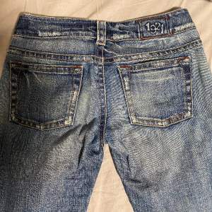 Ett par low waist jeans, skriv till mig för fler bilder. Storlek 28 men skulle säga att de passar 27 elr 29 också. Säljer då de är för korta för min smak❤️ en fläck(inte jätte skarp)på baksidan av benet som finns med på tredje bilden.