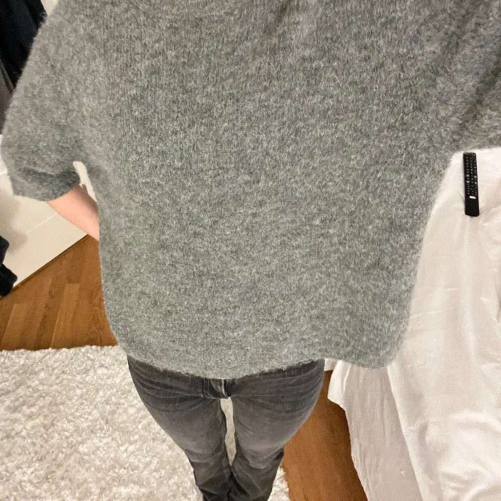 Jättefin grå stickad tröja från Lindex som inte kommer till användning längre🫶🏻. Tröjor & Koftor.