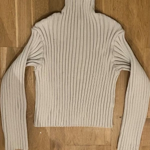 Tjock, skön tröja från Carin Wester i stl S - Tröja från Åhléns (Carin Wester). Varm och skön - en snygg vardagströja. Halvhög krage som gör den extra snygg. Knappt använd. Nypris 799kr. 