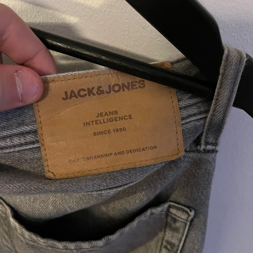 Säljer dessa populära Jack and Jones jeansen. Jeansen är storlek 30/32  Skicket 10/10 ser helt nya ut  Använda några gånger bara. . Jeans & Byxor.