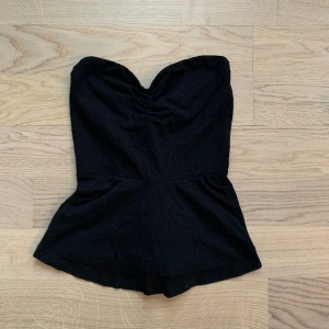 Partytop med volang - Söt tight partytopp med volang nertill. Är även lite öppen i ryggen (se bild två) 😊 storlek S