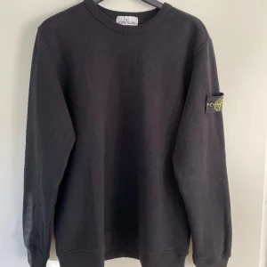 Stone Island tröja (ny med kvitto)  - Säljer min Stone Island tröja som inte satt som jag ville, den är använd endast 1 gång och köpt nyligen från NK!  Nypris: 3100kr  Storlek: Large  Färg: Svart 