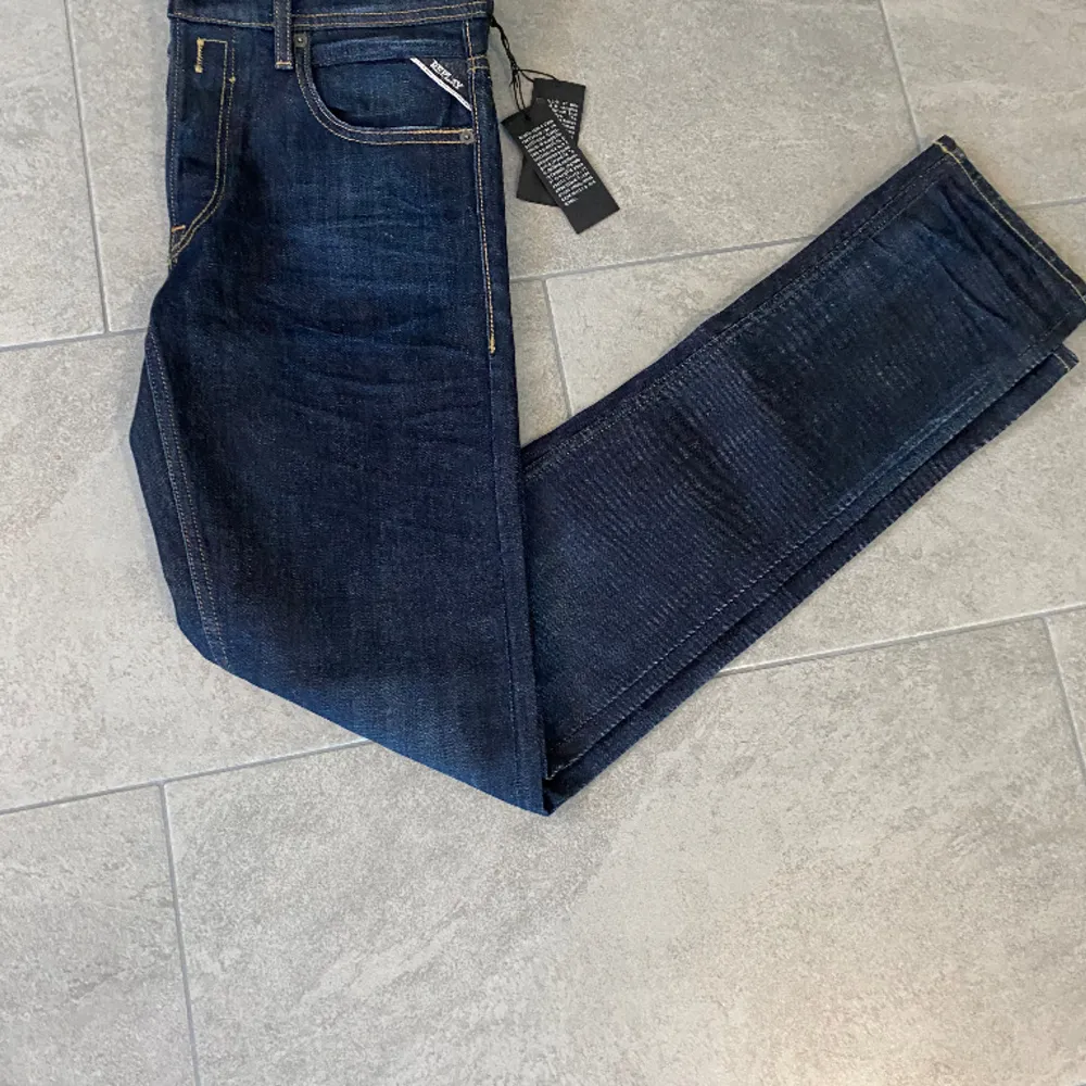 Tjena, säljer dessa helt nya replay jeans med tags.  Skriv vid fler bilder/funderingar. Jeans & Byxor.