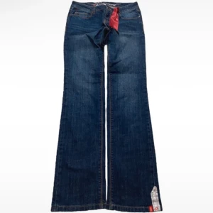 Esprit lågmidjade jeans  - blir SÅ ledsen av att sälja dessa. beställde dem secondhand men när jag fick dem var de för långa för mig (jag är 161 cm)! De är oanvända av mig och knappt använda sedan tidigare. Midjemått: 38 cm. Passar mig som är en S/M. Längd: 105 cm. 💛