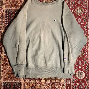 Vintage champion tröja  - En vintage champion tjocktröja köp på ettresex  Den e grön men har blivt solblekt och har en riktigt fet fade. Lite distressing också. Vintage  Storlek L  