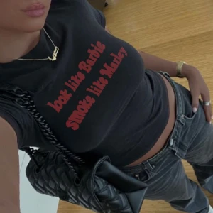 Look like Barbie smoke like Marley T-shirt  - Oanvänd Trendig Ny T-shirt. 