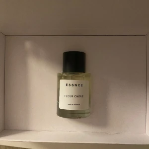 Essnce parfym - Oanvänd bästsäljande parfym från essnce i lukten ”fleur chere”. Luktar blommor men finns bättre beskrivet på deras hemsida. Säljer då jag köpte fel💗