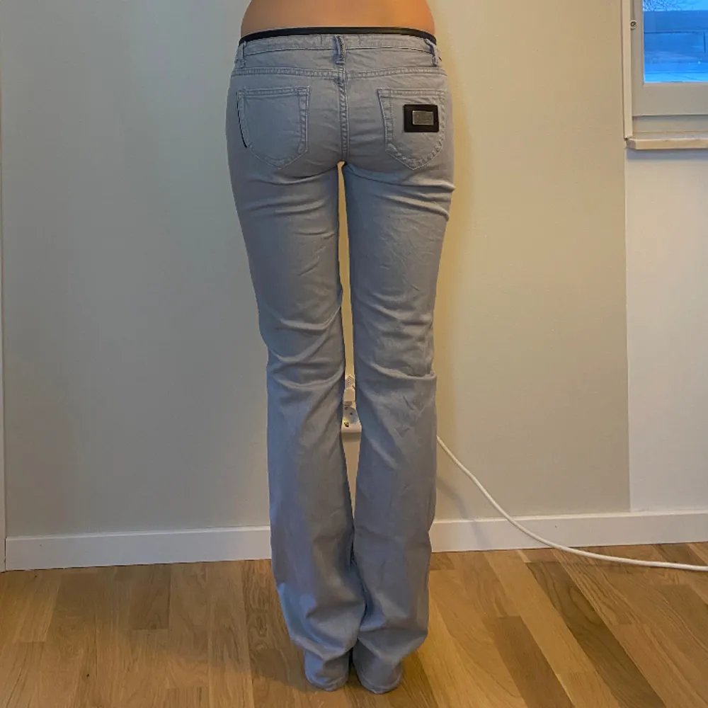 Snygga gråa lågmidjade jeans!! 🩶🩶 står storlek 36 på lappen. Läder på fickan och runt midjan!! 💕💕💕 Innerbenslängd: 81 cm Midja: 76 cm. Jeans & Byxor.