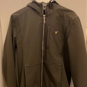 Lyle and scott jacka - Tja, säljer nu min softshell jacka oliv färg i storlek XS men funkar som S. Den är nyskick och inte använd jättemycket. Har kvitto, nypris-1500kr