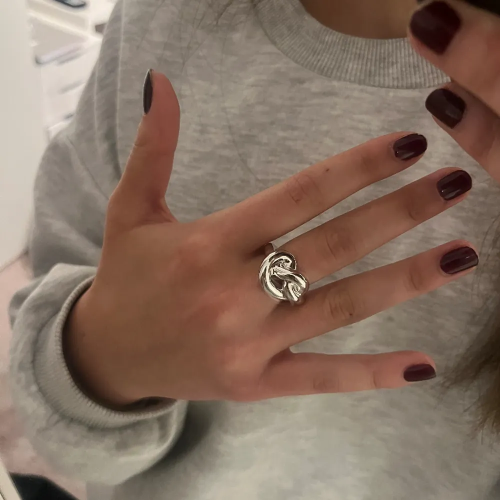 NYPRIS: 2499-3199!!!! Säljer Sophie by Sophies signatur ring, Knot giant ring.  Använd fåtals gånger💕 Det är rodiumpläterat silver och därför håller färgen hårt, man kan t.ex tvätta händerna med ringen.  Skriv vid ytterligare frågor!!💛 . Accessoarer.