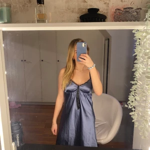 Silkes nattlinne  - Säljer de här fina och sköna silkes nattlinnet, kommer inte till användning då de knappt är använt, för av er vid frågor eller fler bilder💕