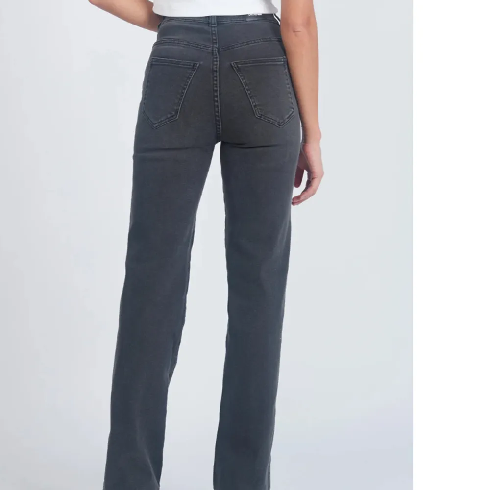 Jeans ifrån drdenim i en gråfärg som är i bra skick. Nypris 699 kr. Jeans & Byxor.