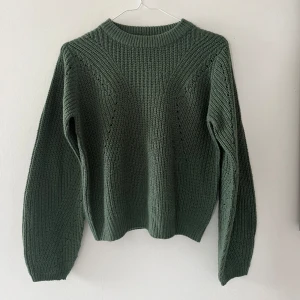 stickad tröja  - Stickad tröja med rund hals. Jättemysig och skön tröja i en jättefin grön färg 💗Använd en gång, nyskick 🌟 