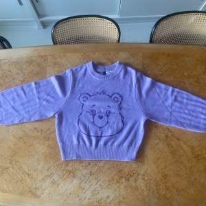 Fin Care Bear tröja. Den har en liten fläck på ärmen men endast använd ungefär tre gånger.