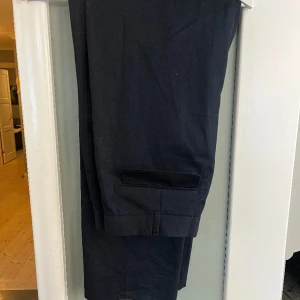Kostymbyxor  - Kostym byxor från COS i chinos material  Hyfsat vida men inget överdrivet Aldrig använda 