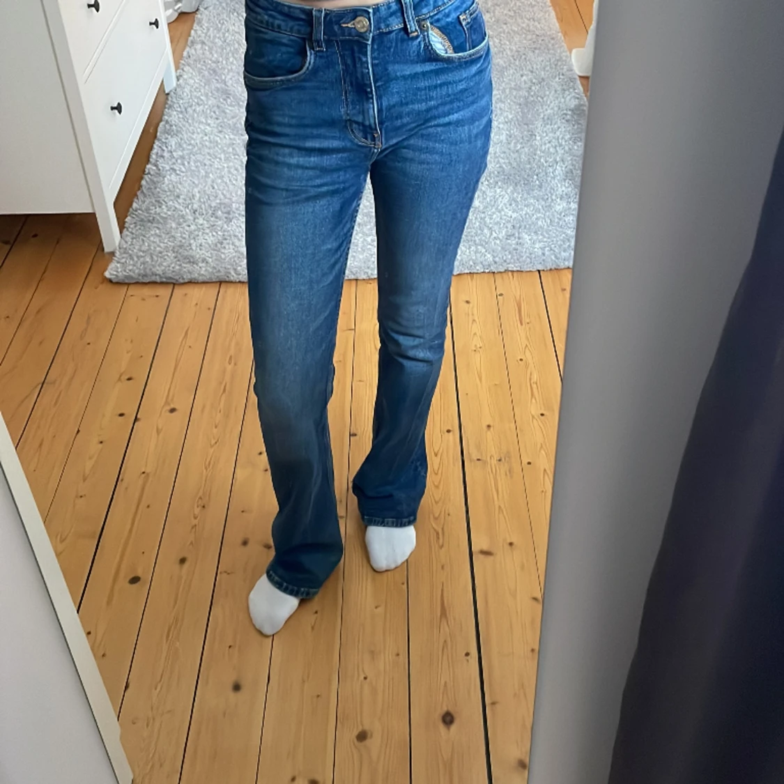 Mörkblå mid waist jeans från Zara  - 91